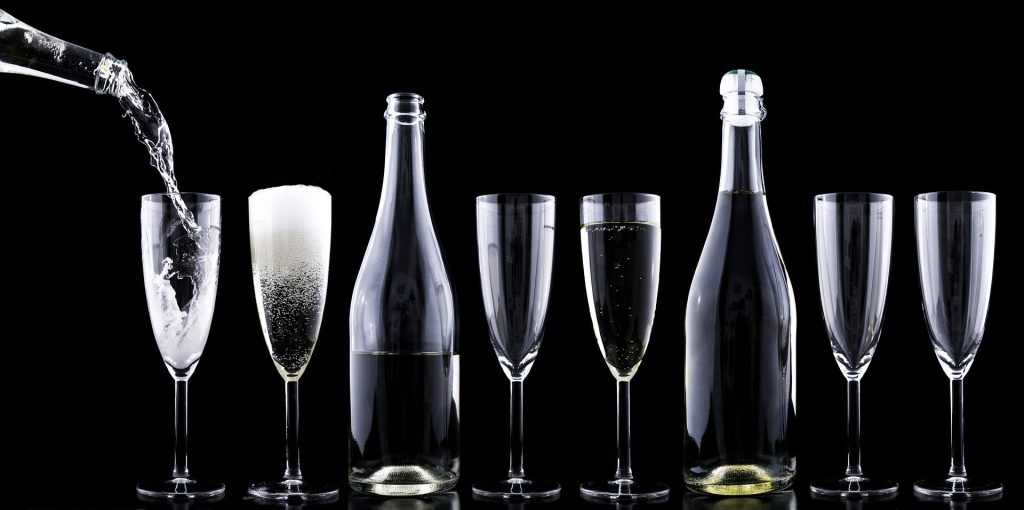 Calici per lo champagne e bottiglie