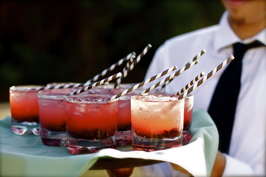 Cocktail colorati con cannuccia