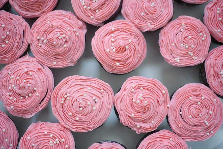 Cupcake rosa con confetti argentati